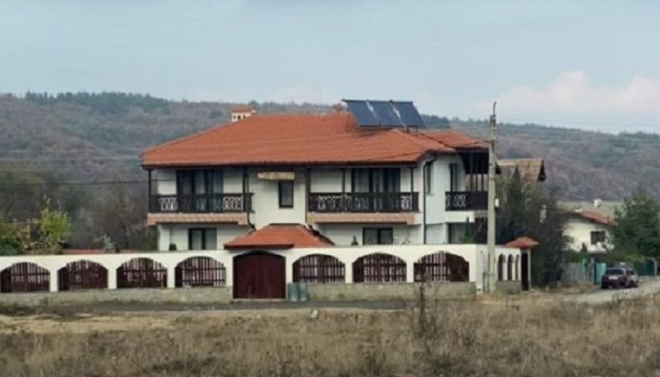 Семейството на председателя на Софийския апелативен съд Даниела Дончева притежава